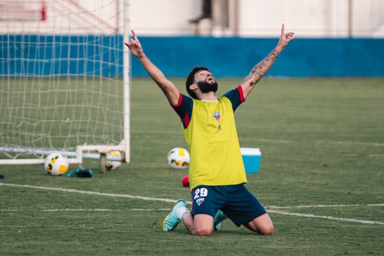 Lateral-esquerdo Juninho Capixaba em treino do Fortaleza no Centro de Excelência Alcides Santos, no Pici