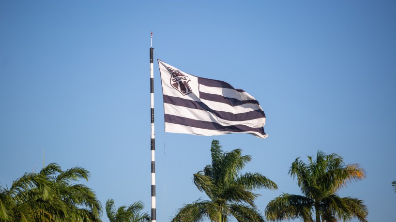 Bandeira do Ceará hasteada no estádio Carlos de Alencar Pinto, em Porangabuçu