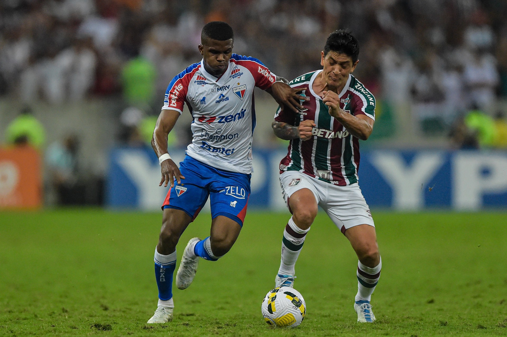 Ceballos disputa bola com Cano em jogo entre Fortaleza e Fluminense pelas quartas de final da Copa do Brasil, no Maracanã-RJ (Foto: THIAGO RIBEIRO/AG ESTADO)