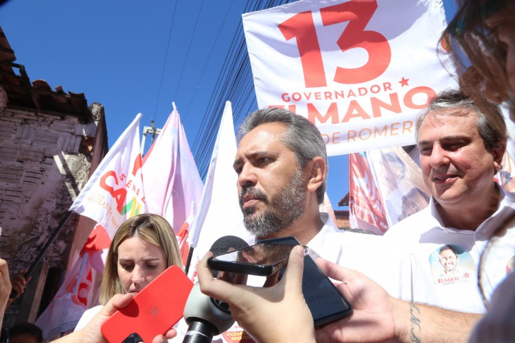 Elmano Freitas visita bairros de Fortaleza em campanha