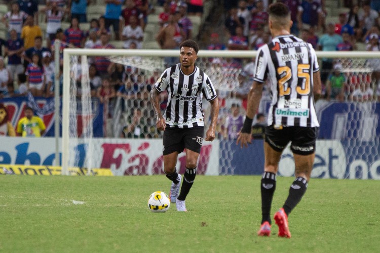 Zagueiro Lucas Ribeiro no jogo Ceará x Fortaleza, na Arena Castelão, pelo Campeonato Brasileiro Série A