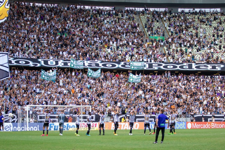 Jogadores do Ceará acenam para a torcida no jogo Ceará x Fortaleza, na Arena Castelão, pelo Campeonato Brasileiro Série A