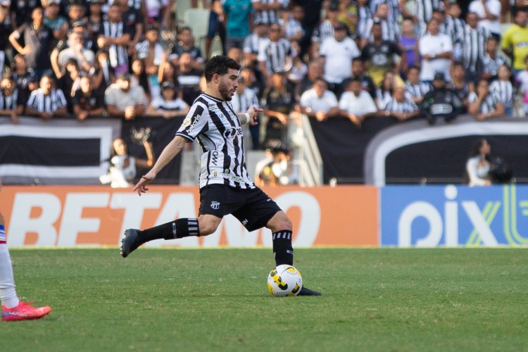 Volante Richardson no jogo Ceará x Fortaleza, na Arena Castelão, pelo Campeonato Brasileiro Série A