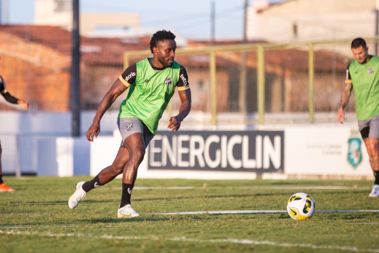 Atacante Mendoza em treino do Ceará no estádio Carlos de Alencar Pinto, em Porangabuçu