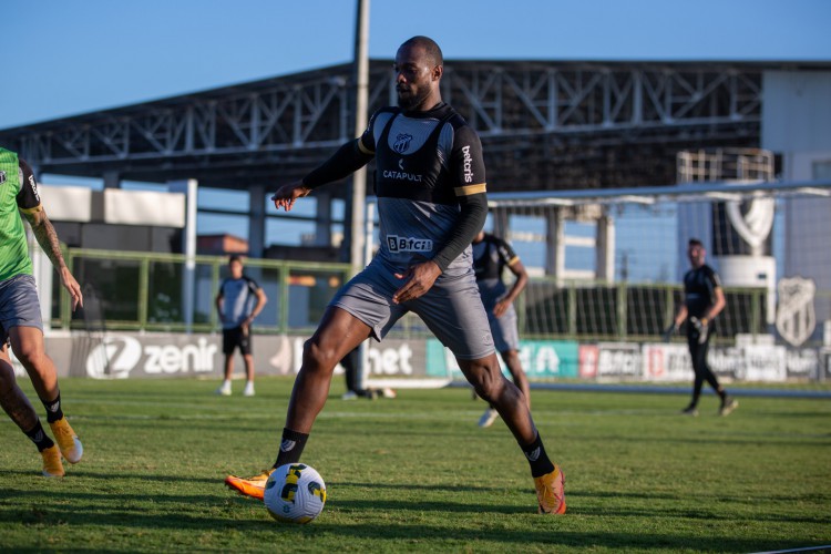 Zagueiro Luiz Otávio em treino do Ceará no estádio Carlos de Alencar Pinto, em Porangabuçu