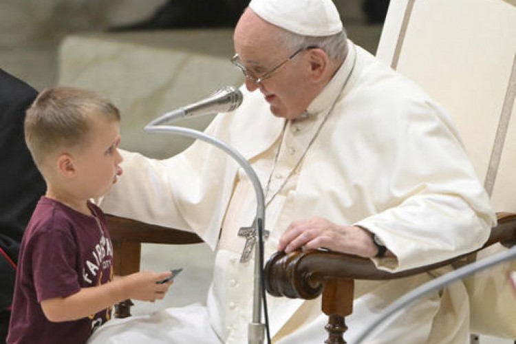 Criança invade cerimônia no Vaticano