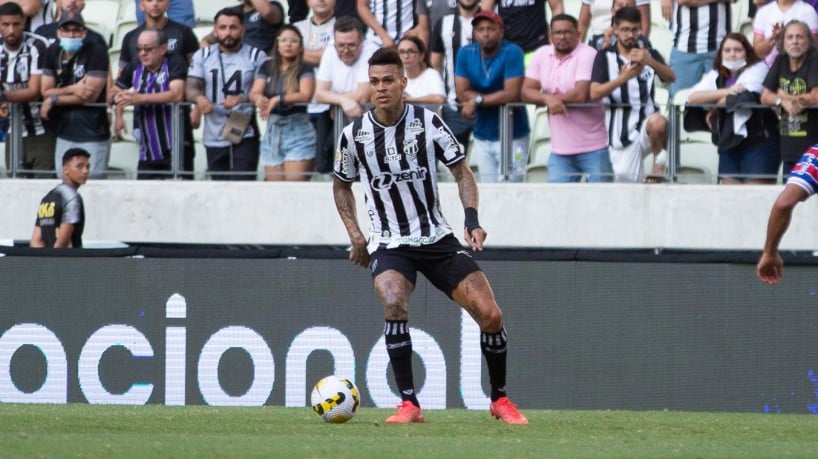 Volante Richard no jogo Ceará x Fortaleza, na Arena Castelão, pelo Campeonato Brasileiro Série A