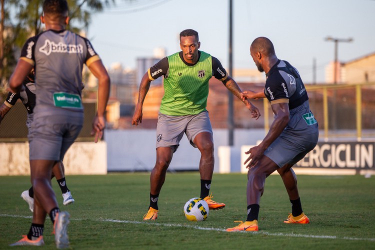 Atacante Jô treinando em Carlos de Alencar Pinto