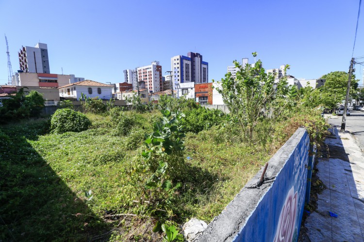 ￼TERRENO do antigo Edifício Andrea  acumula lixo. 