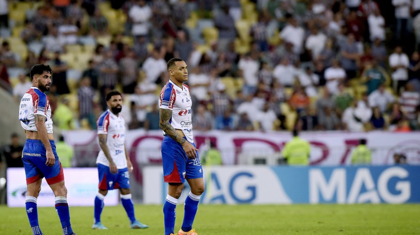 Zagueiros Emanuel Brítez e Titi no jogo Fluminense x Fortaleza, no Maracanã, pela Copa do Brasil 2022