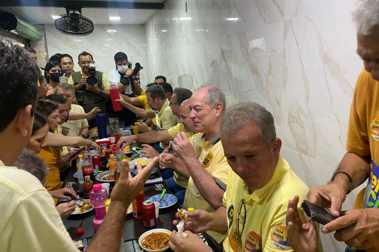 ￼Candidatos Ciro Gomes e Roberto Cláudio estiveram no Mercado Central