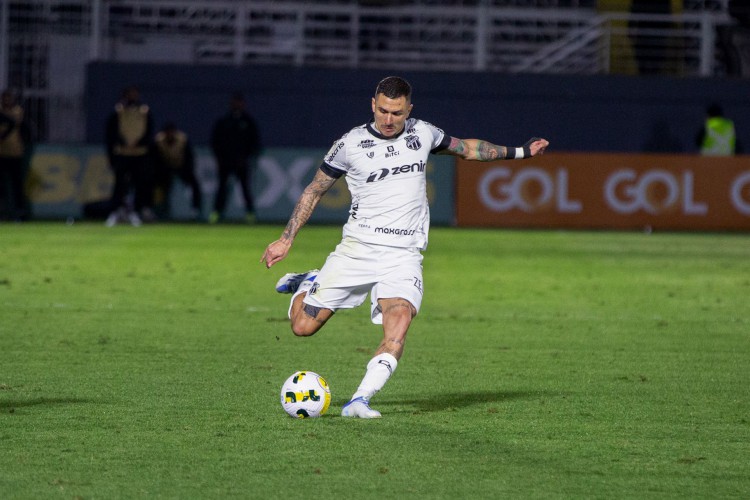 Vina em jogo entre o RB Bragantino e o Ceará, pelo Brasileirão