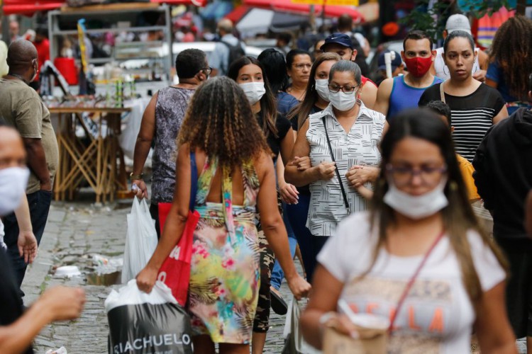 Movimentação de pessoas no centro da cidade no primeiro dia de flexibilização do uso de máscaras ao ar livre no Estado do Rio de Janeiro.