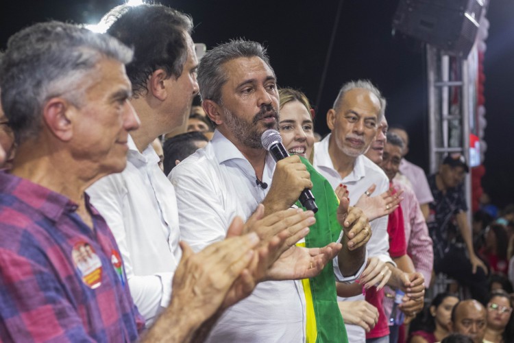 Veveu Arruda, Camilo Santana e Elmano Freitas durante inauguração de comitê na noite desta segunda-feira, 22