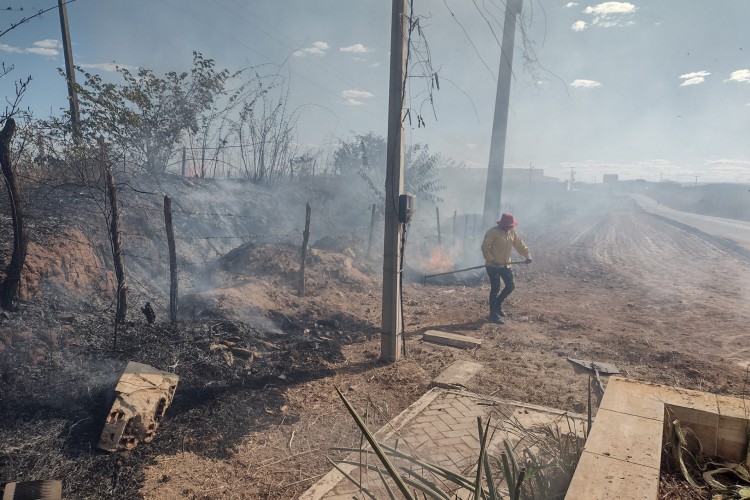 Brigadistas de Poranga atuam em incêndio em Nova Russas