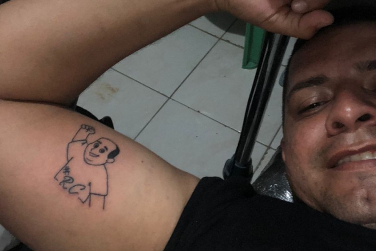 O registro com o homenageado ainda não saiu após a confecção da tatuagem