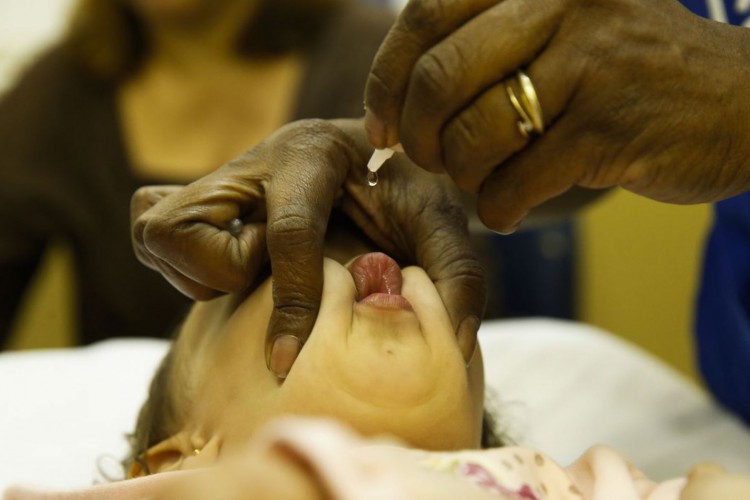 Crianças com idade entre 1 ano e menores de 5 são vacinadas no posto de saúde Heitor Beltrão, na Tijuca, zona norte do Rio, para receber a dose contra a pólio e contra o sarampo. 