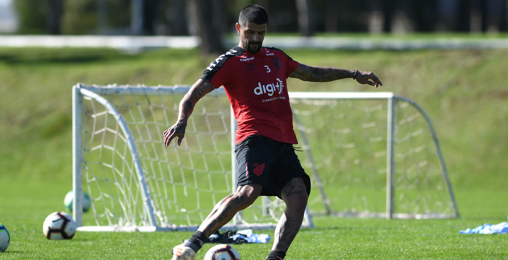 Lucho González encerrou a carreira como jogador no Athletico-PR e iniciou trabalho com auxiliar no clube paranaense  (Foto: Miguel Locatelli/ Athletico)