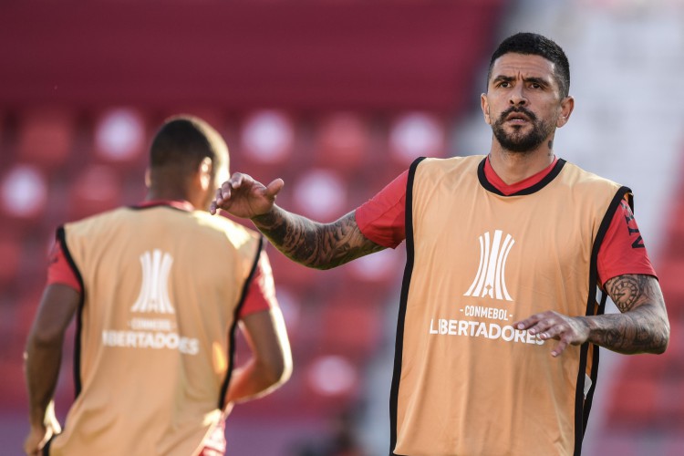 Volante Lucho González em aquecimento antes do jogo River Plate x Athletico-PR, pela Copa Libertadores 2020