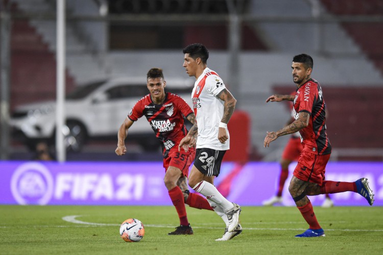 Volantes Richard e Lucho González no jogo River Plate x Athletico-PR, pela Copa Libertadores 2020