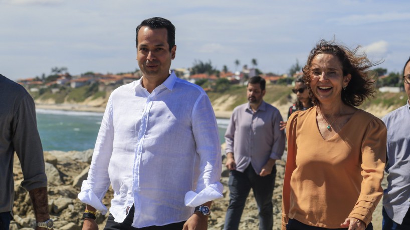 Vitor Valim e Izolda Cela durante agenda em Caucaia, quando Izolda era governadora do Ceará