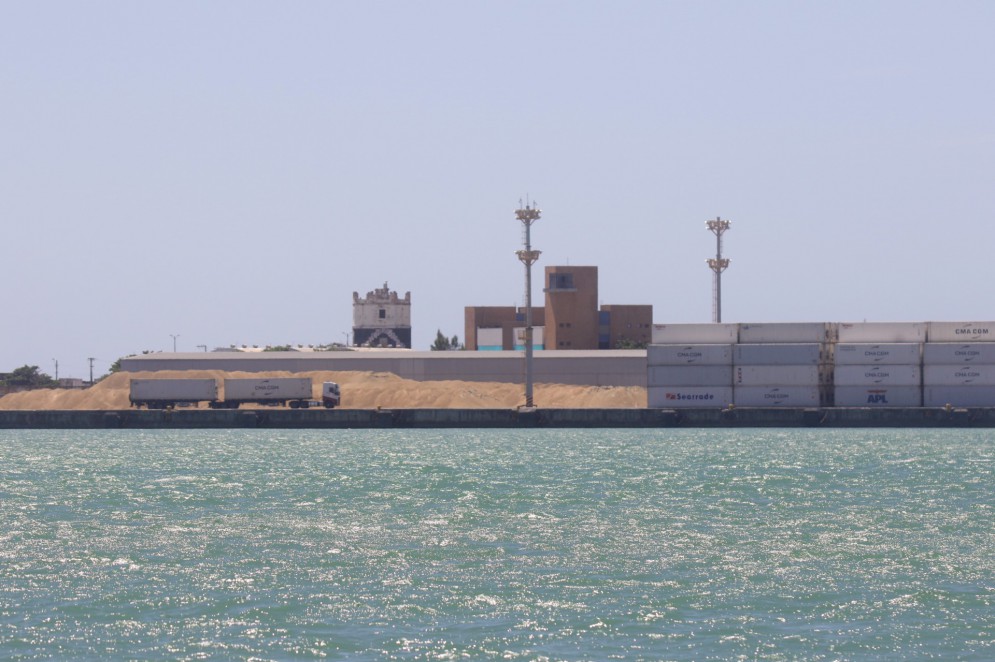 Vista do Porto do Mucuripe, em Fortaleza. Ao fundo, o velho farol de guiar navios na costa cearense(Foto: Demitri Túlio)