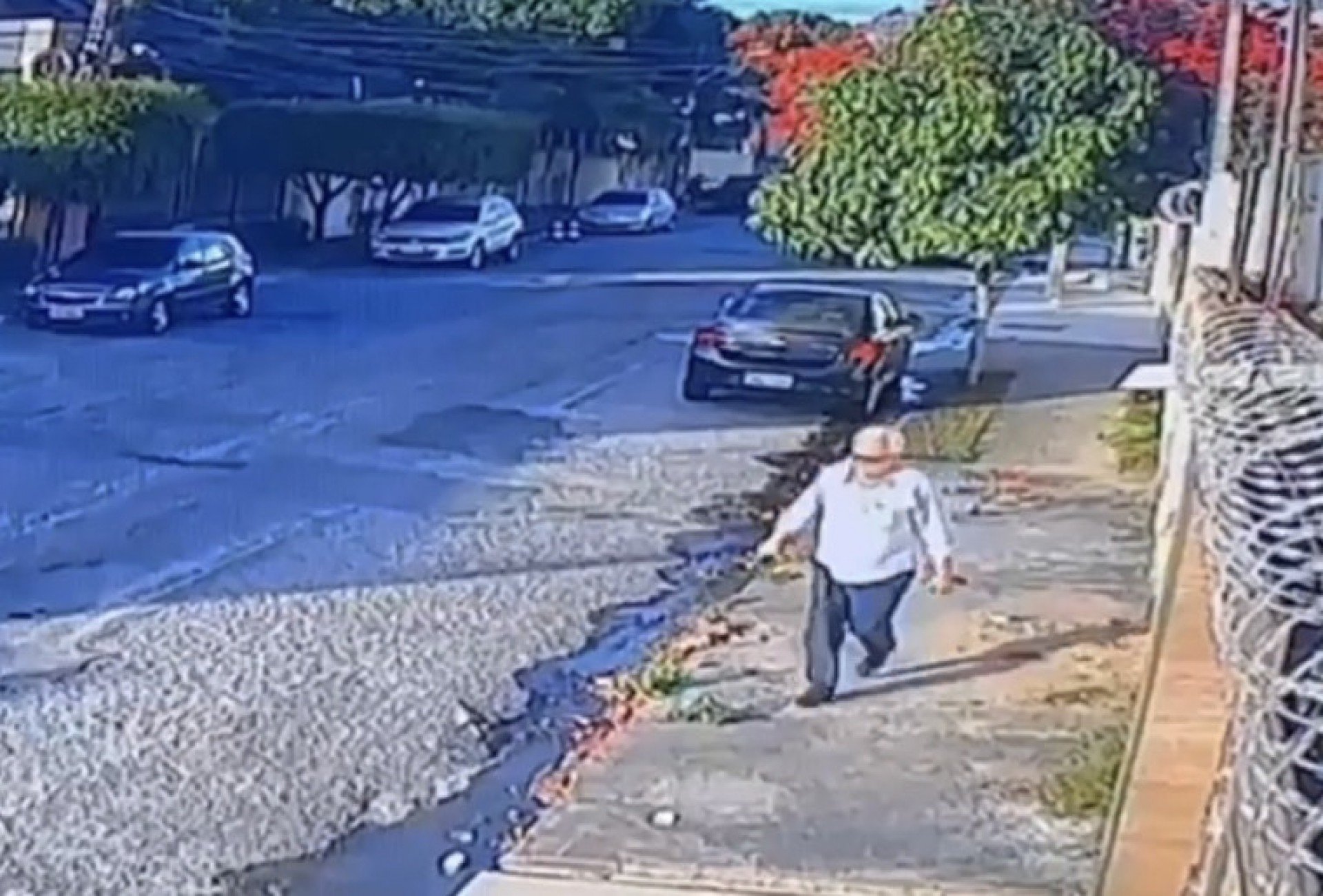 Imagens de uma câmera de segurança mostram o momento em que o promotor de Justiça Ricardo Memória, 66 anos, chega e sai da residência em que matou o idoso Durval César Leite, 72, em Fortaleza (Foto: Divulgação/Leitor Via WhatsApp O POVO)