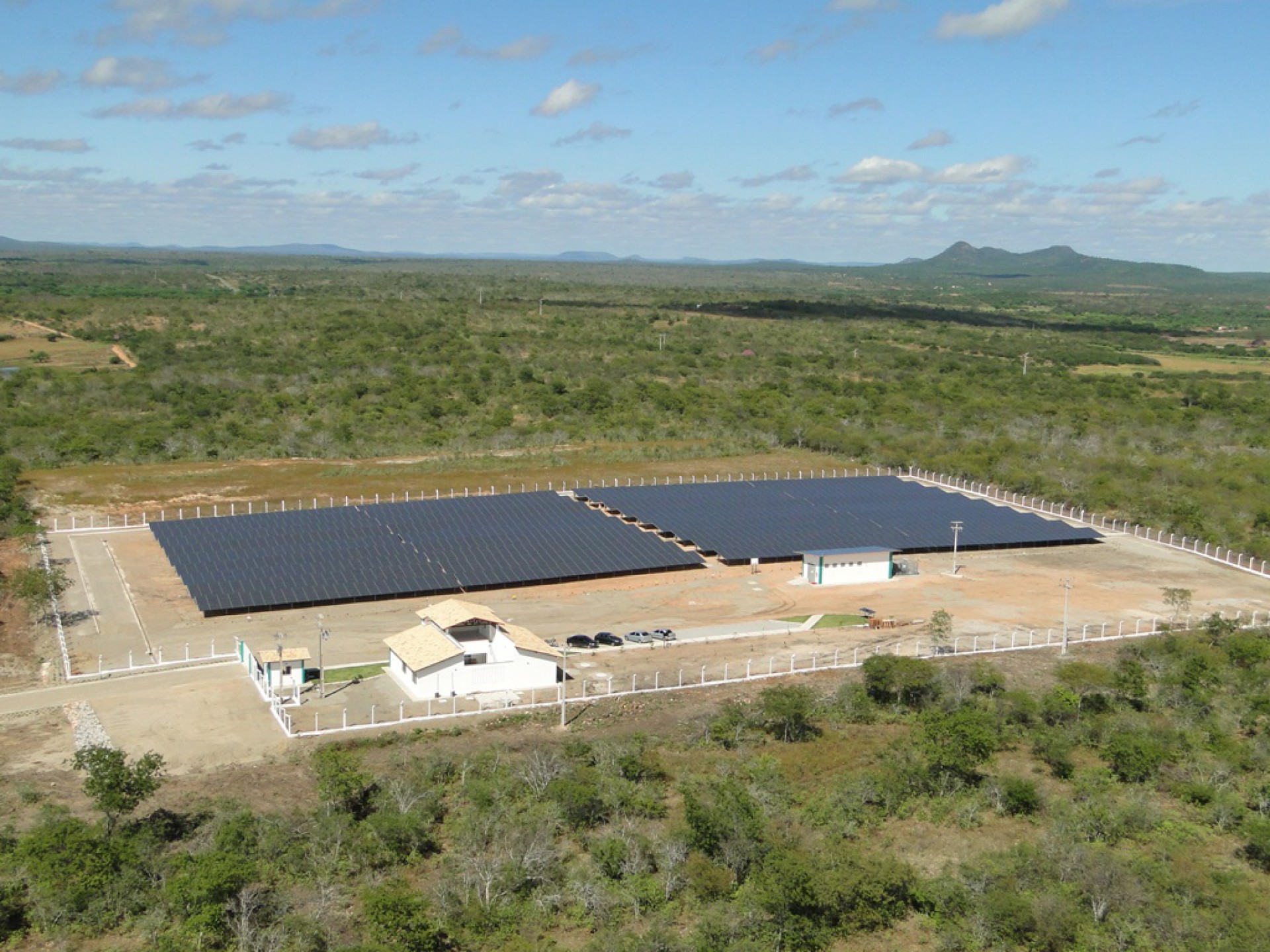 Usina solar em Tauá. Região de caatinga tem potencial ainda pouco explorado quanto a esse tipo de fonte renovável (Foto: Eneva/Divulgação)