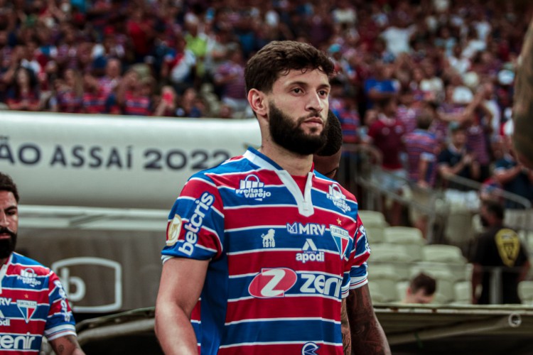 Lateral-esquerdo Juninho Capixaba no jogo Fortaleza x Corinthians, na Arena Castelão, pelo Campeonato Brasileiro Série A