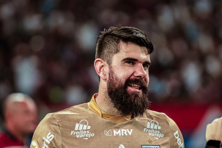 Goleiro Fernando Miguel no jogo Fortaleza x Corinthians, na Arena Castelão, pelo Campeonato Brasileiro Série A