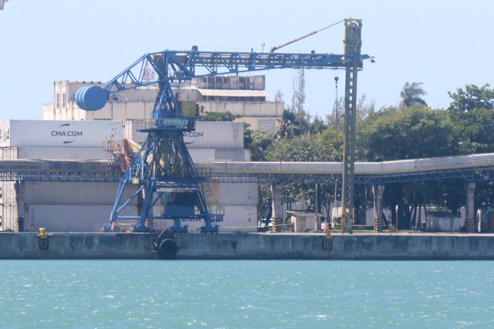 No terminal de atracagem do Porto do Mucuripe, em Fortaleza, "defensas" desgastadas foram substituídas, improvisadamente, por pneus  (Foto: Demitri Túlio)