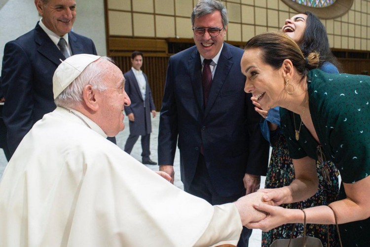 Maria Beltrão em encontro com Papa Francisco no dia 24 de agosto