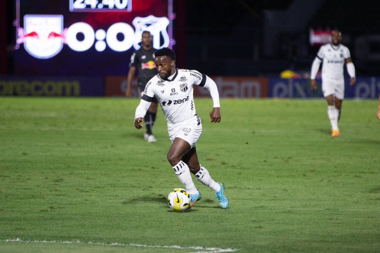 Atacante Mendoza no jogo RB Bragantino x Ceará, no Nabi Abi Chedid, pelo Campeonato Brasileiro Série A