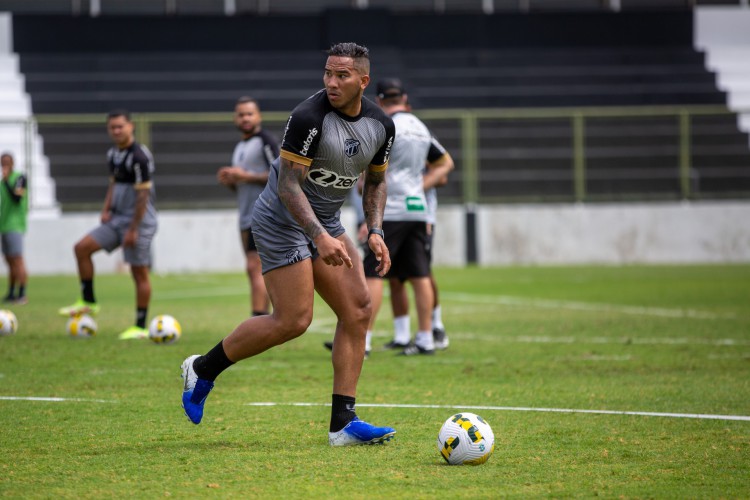 Atacante Jael em treino do Ceará no estádio Carlos de Alencar Pinto, em Porangabuçu