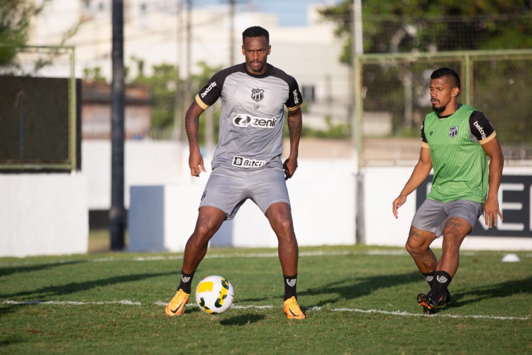 Atacante Jô em treino do Ceará no estádio Carlos de Alencar Pinto, em Porangabuçu