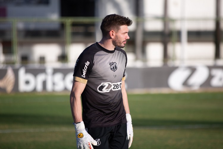 Goleiro João Ricardo é um dos jogadores pendurados do Ceará. 