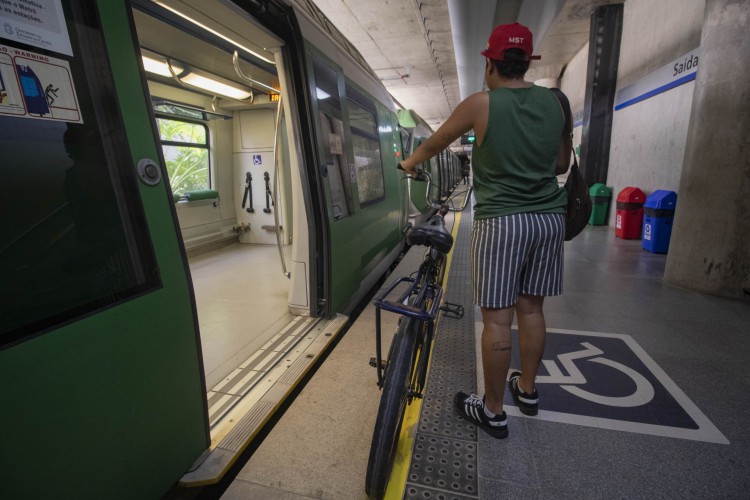 Ianca  Agostinho foi a primeira ciclista a usufruir da liberação na estação Chico da Silva do Metro.