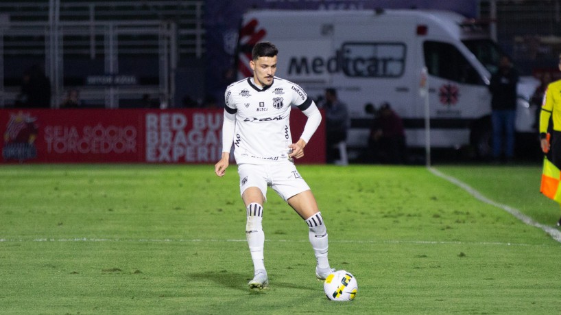 Volante Guilherme Castilho no jogo RB Bragantino x Ceará, no Nabi Abi Chedid, pelo Campeonato Brasileiro Série A