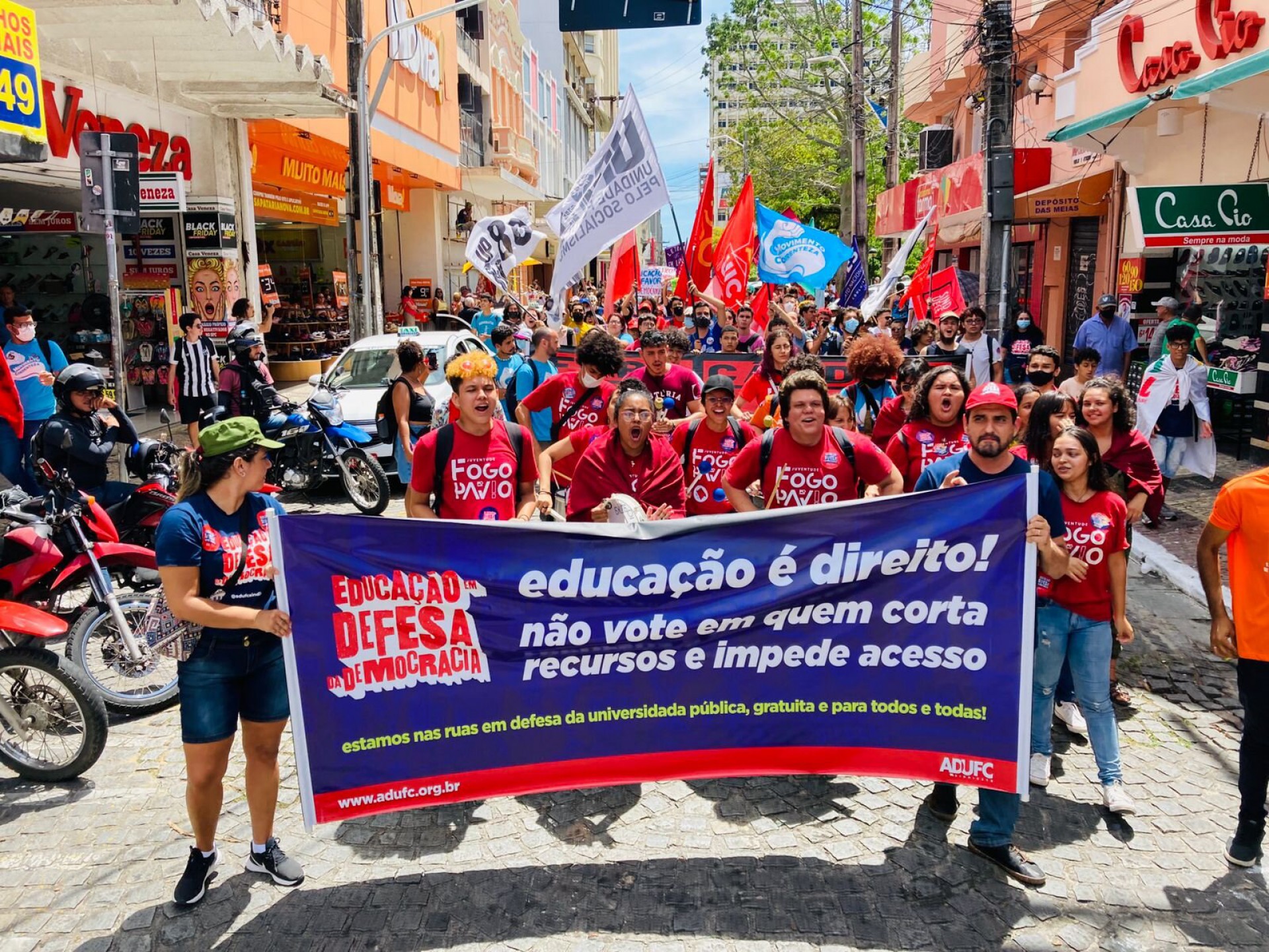 Manifestação realizada na Praça do Ferreira, em Fortaleza, nessa quinta-feira, 25
