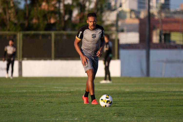 Lateral-esquerdo Bruno Pacheco em treino do Ceará no estádio Carlos de Alencar Pinto, em Porangabuçu