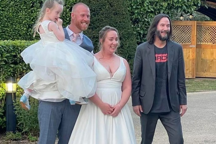 Keanu Reeves apareceu em casamento de casal que tinha conhecido há poucas horas