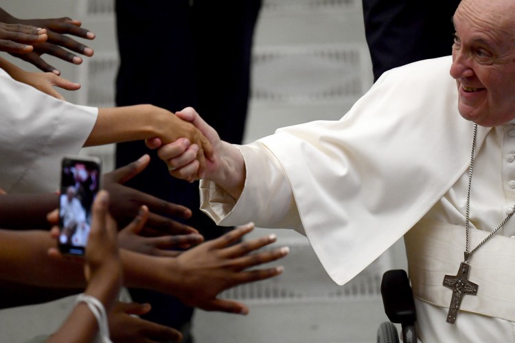 Papa cumprimenta coroinhas durante audiência no Vaticano, na última sexta-feira, 26, diante da expectativa de redesenhar a nova Igreja Católica