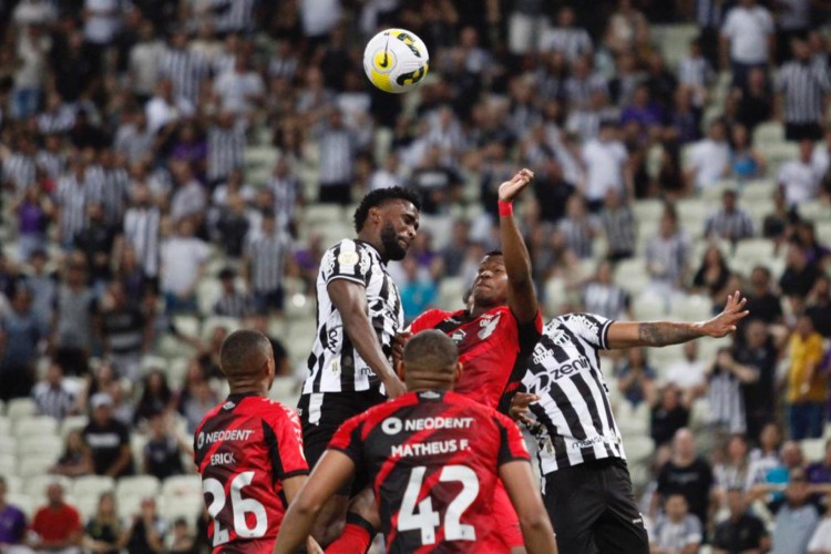 Mendoza disputa bola pelo alto em jogo entre Ceará e Athletico-PR, pelo Brasileirão. 