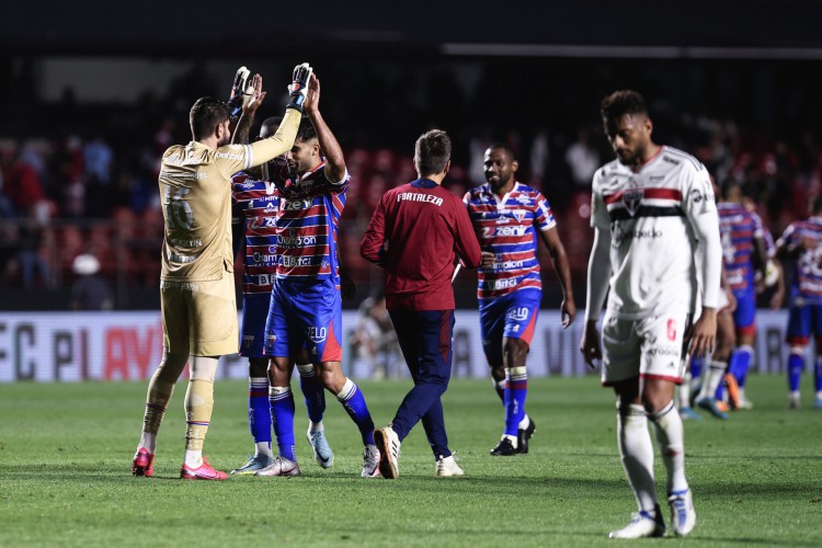 SP - BRASILEIRO A 2022, SÃO PAULO X FORTALEZA - ESPORTES - BRASILEIRO A 2022, SÃO PAULO X FORTALEZA - Jogadores do Fortaleza comemoram vitória ao final da partida contra o São Paulo no estádio Morumbi pelo campeonato Brasileiro A 2022. 28/08/2022 - Foto: ETTORE CHIEREGUINI/AGIF - AGÊNCIA DE FOTOGRAFIA/AGIF - AGÊNCIA DE FOTOGRAFIA/ESTADÃO CONTEÚDO