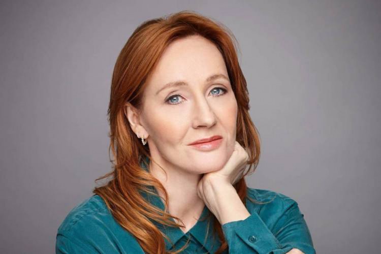 J.K. Rowling defende manifestação contra PL Antiaborto no Brasil
