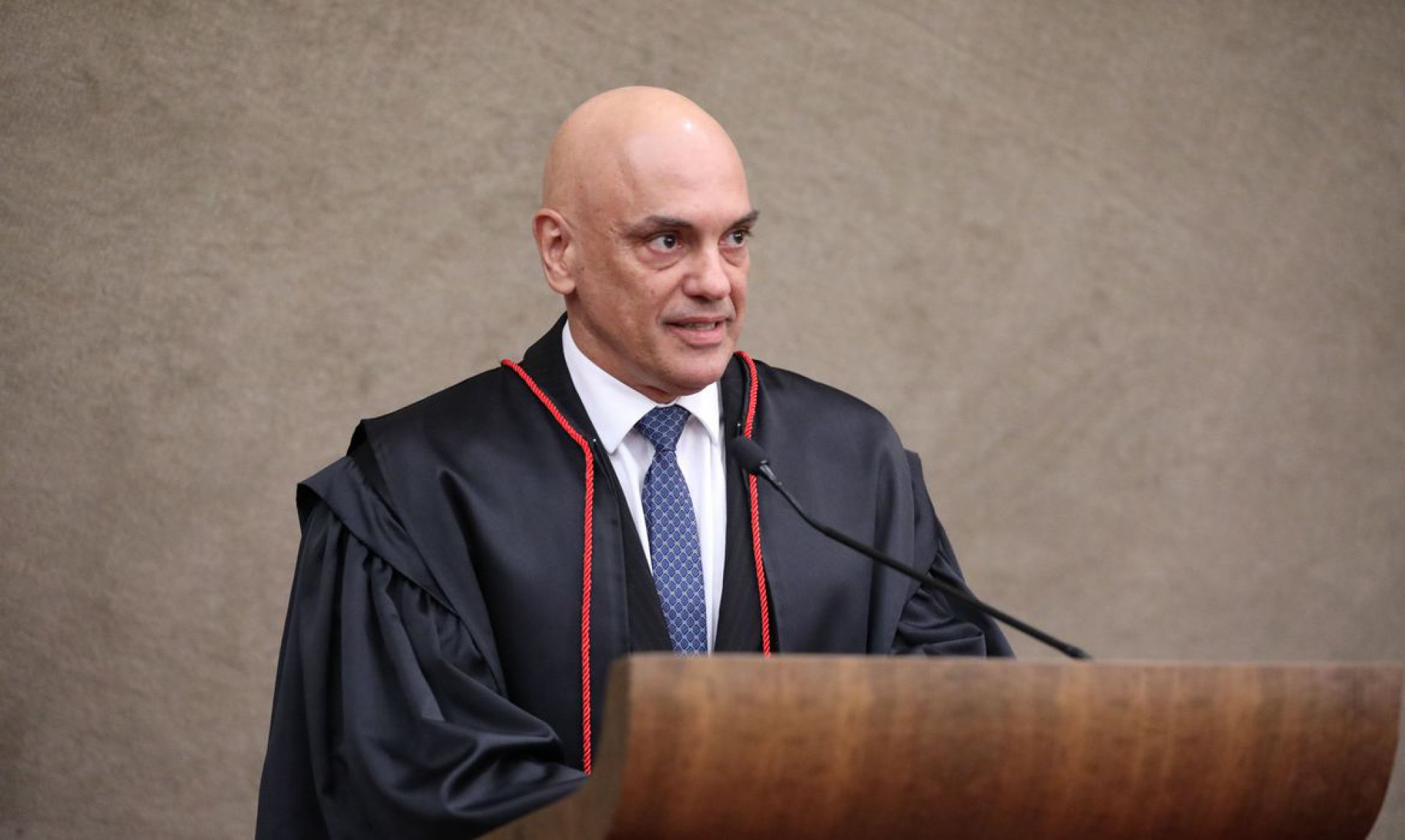 Para o ministro Alexandre de Moraes, os órgãos públicos, ao se basearem em presunções, "parecem demonstrar a intenção de satisfazer a vontade eleitoral manifestada pelo chefe do Executivo e candidato à reeleição", o presidente Jair Bolsonaro (Foto: Antônio Augusto/Secom/TSE)