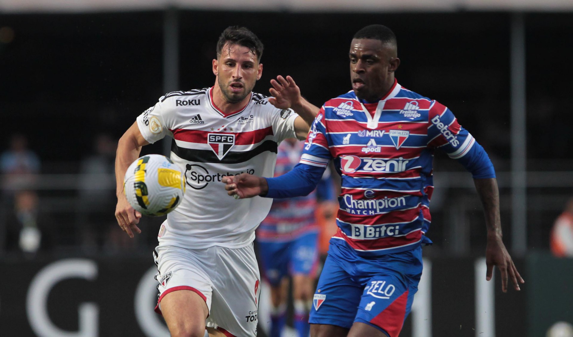 Atacante Calleri e zagueiro Marcelo Benevenuto disputam bola no jogo São Paulo x Fortaleza, no Morumbi, pelo Campeonato Brasileiro Série A (Foto: Rubens Chiri/Saopaulofc.net)