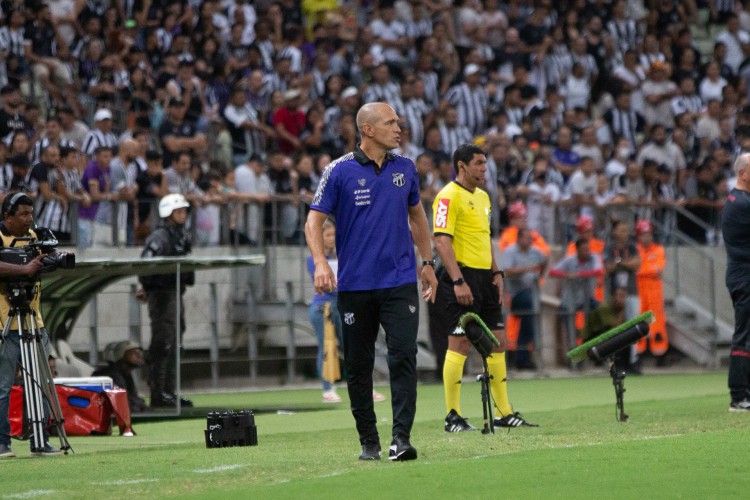 Auxiliar técnico Juca Antonello no jogo Ceará x Athletico-PR, na Arena Castelão, pelo Campeonato Brasileiro Série A