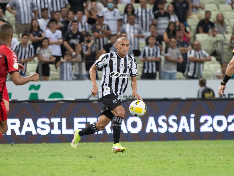 Lateral-direito Nino Paraíba no jogo Ceará x Athletico-PR, na Arena Castelão, pelo Campeonato Brasileiro Série A 