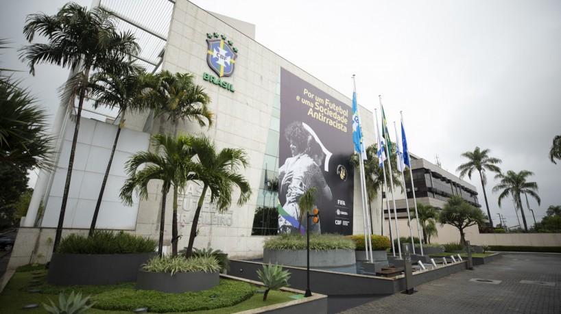 Fachada da sede da CBF com mensagem antirracista no Seminário de Combate ao Racismo e à Violência no Futebol, no Rio de Janeiro